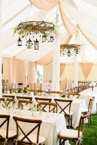 Une décoration de salle de mariage sous une tente