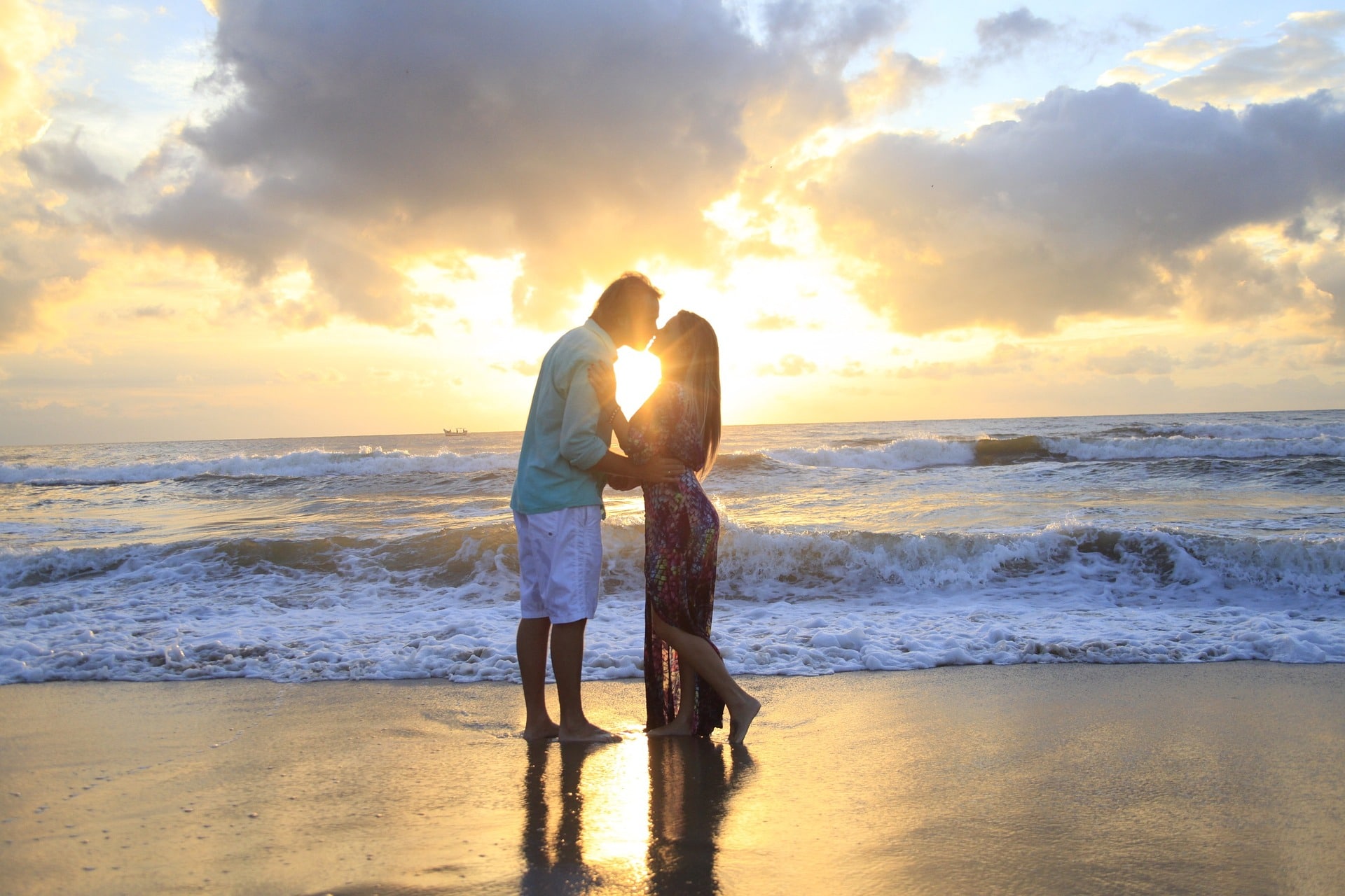 Un couple d'amoureux s'embrassant au bord la mer