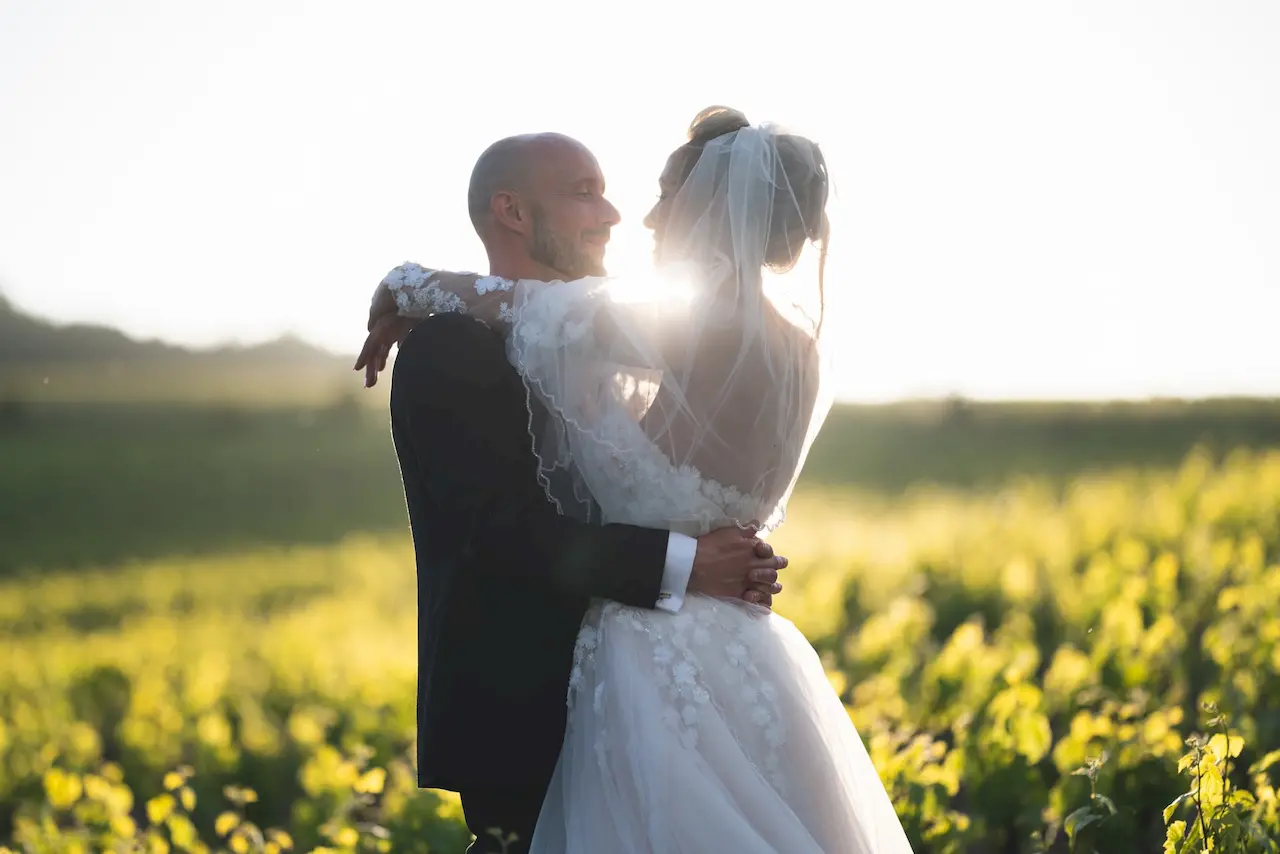 Copuple qui s'enlace dans un champs