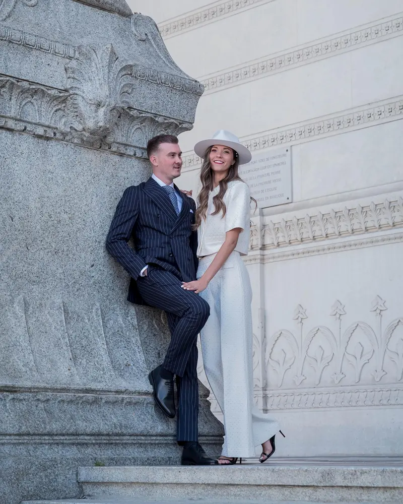 Un couple de mariés contre un mur