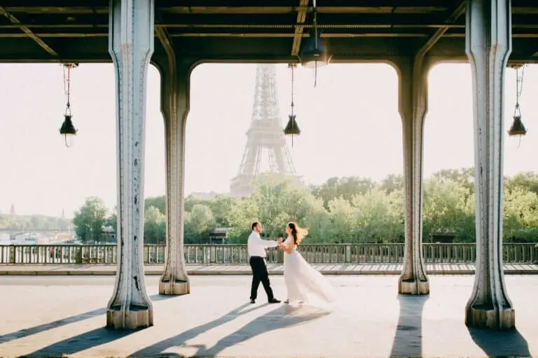 Couple qui danse avec le tour Eiffel au loin