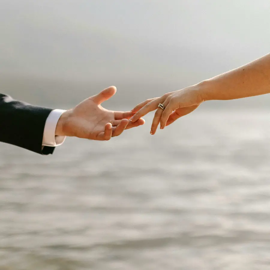 Couple marié qui se tend la main