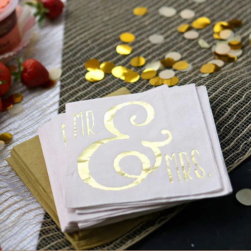 Enveloppe posées sur une table de fête