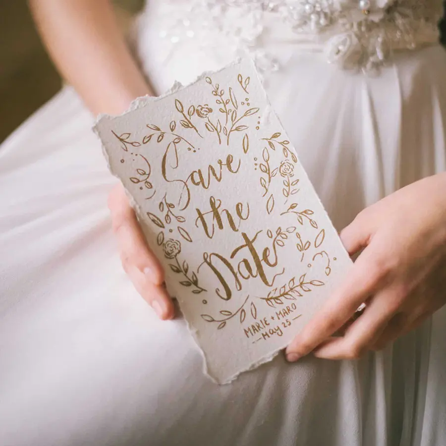 Une mairée qui tiens un faire-part.