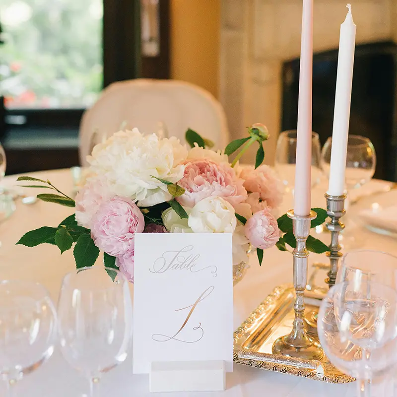 Table de mariage avec deux chandeliers.