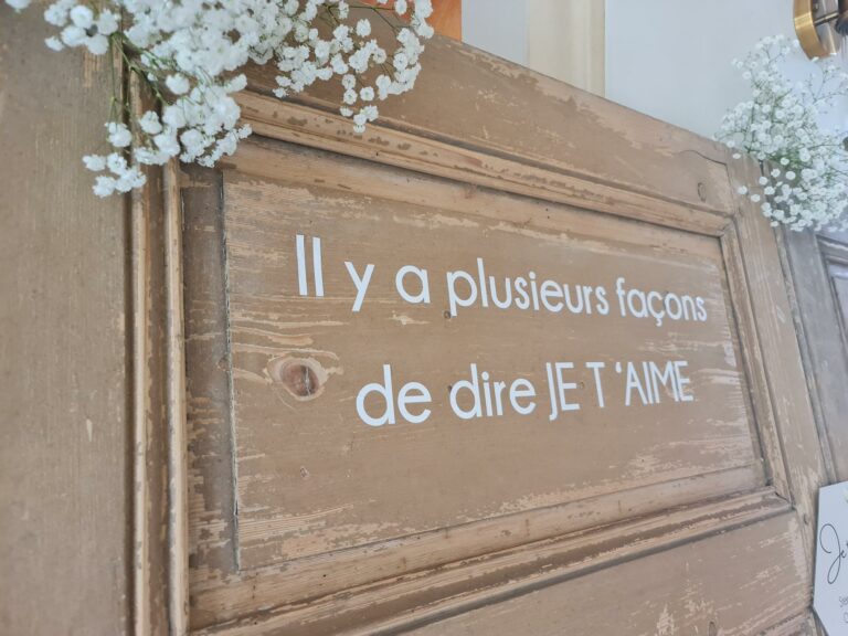 Un porte ancienne avec ecrit dessus un texte sur l'amour